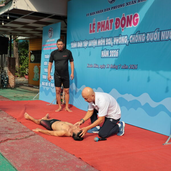 Phường Xuân Hòa phát động phong trào toàn dân tập luyện môn bơi, phòng, chống đuối nước